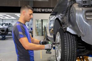 De- en montage werkzaamheden in de werkplaats van Autoschade Herstel Arnhem